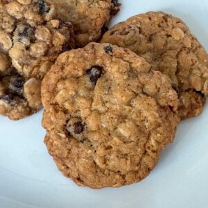 Easy and Good Oatmeal Raisin Cookies