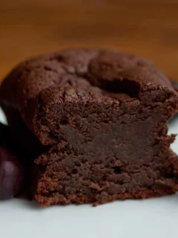 gateau de chocolate in a small loaf pan.