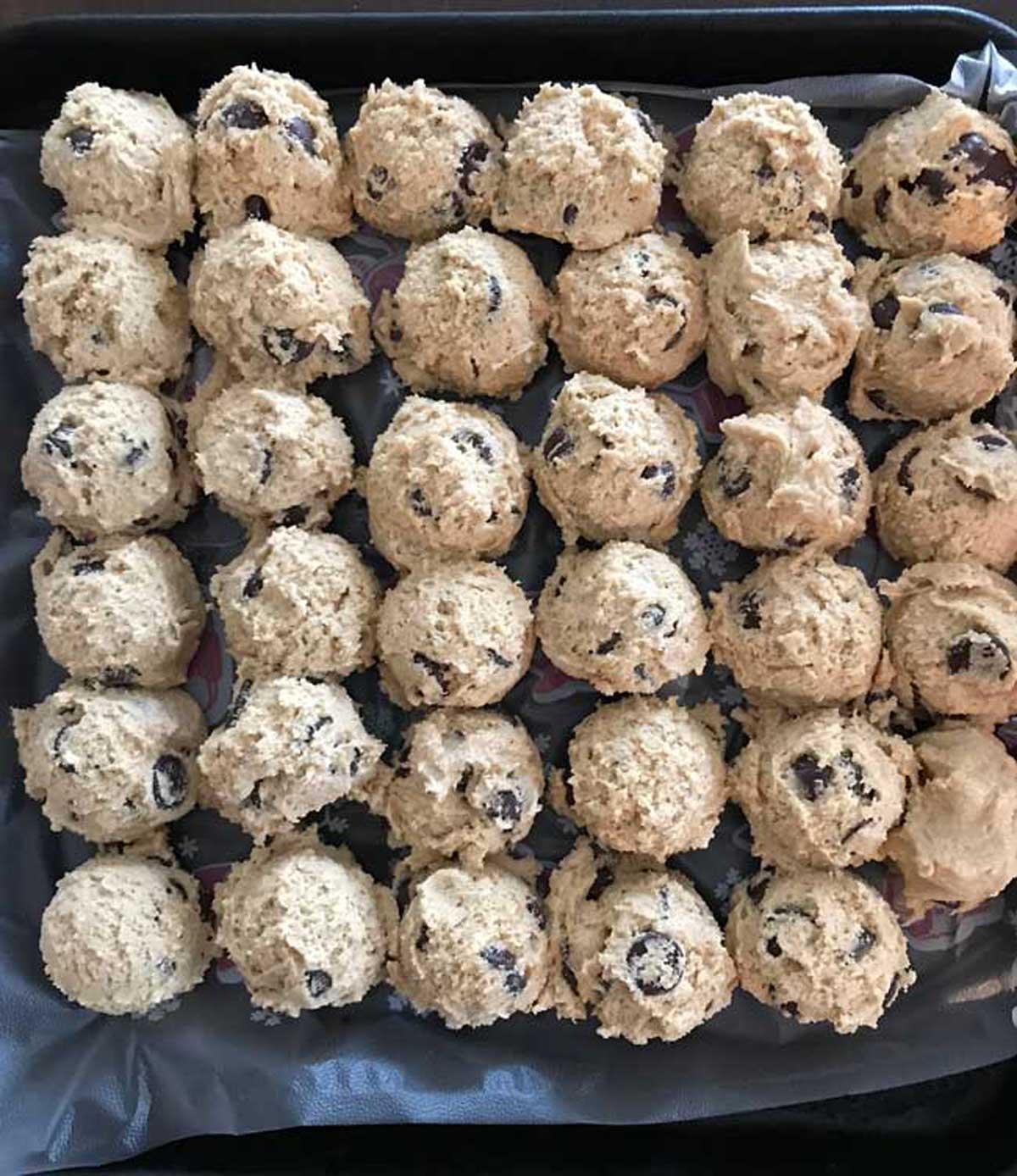 Full tray of brown butter chocolate chip cookie dough ready for the freezer  🥹 These are my favorite for a reason - you'll never find me…
