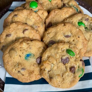 Chicago Crunchy Cookies with M&Ms